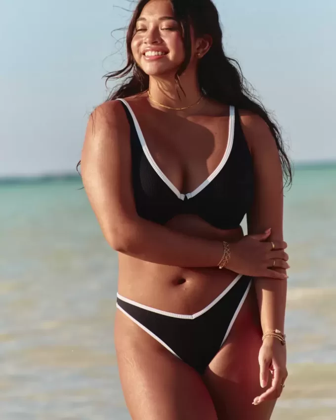 Braguita de bikini atrevida con cintura en V y pierna alta acanalada Braguita de bikini atrevida con cintura en V y pierna alta acanalada