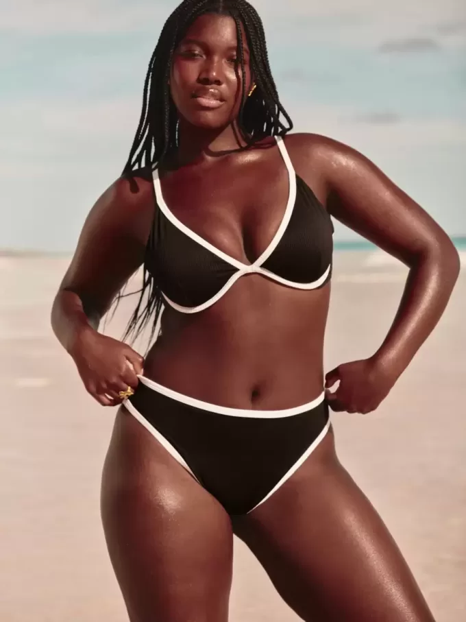 Braguita de bikini atrevida, de cintura alta y pierna alta con curvas Braguita de bikini atrevida, de cintura alta y pierna alta con curvas