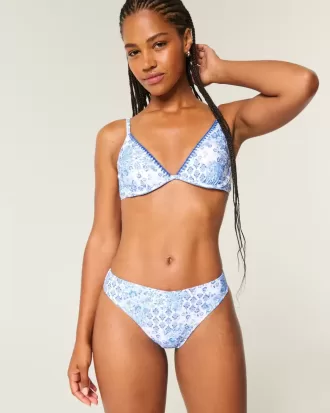 Braguita de bikini atrevida de cintura alta y pierna alta con curvas