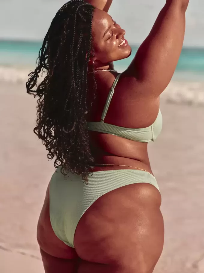 Braguita de bikini atrevida de pierna alta y canalé