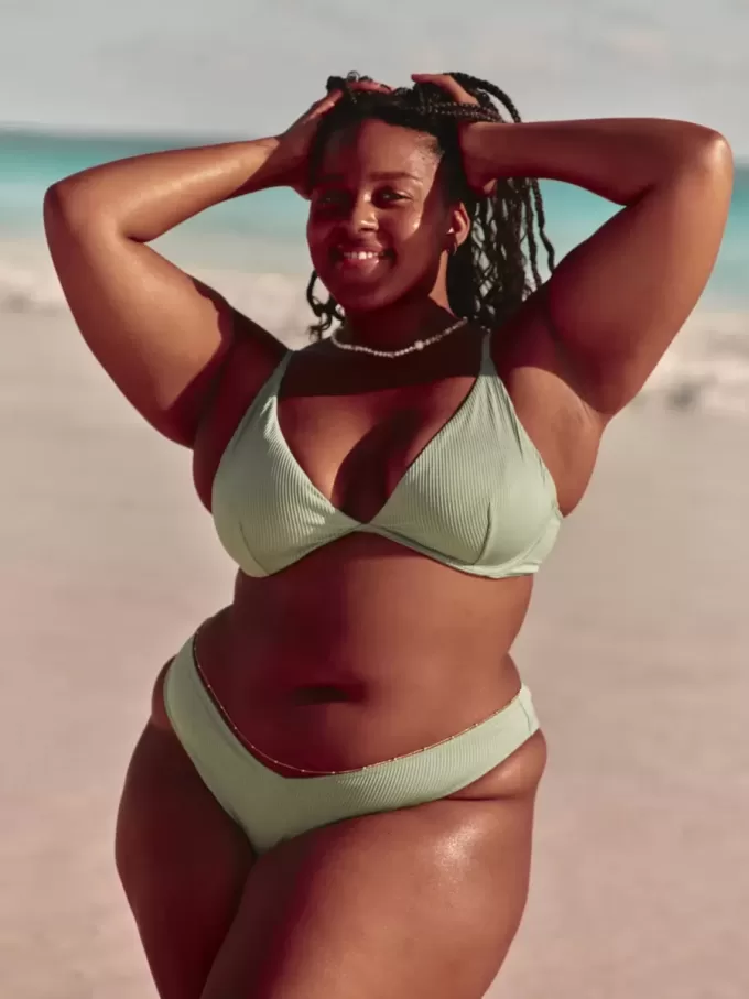 Braguita de bikini atrevida de pierna alta y canalé
