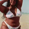 Braguita de bikini atrevida de pierna alta y estilo crochet Braguita de bikini atrevida de pierna alta y estilo crochet