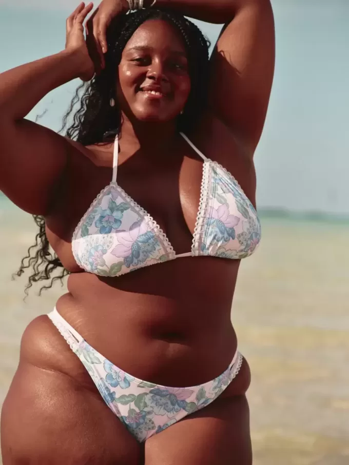 Braguita de bikini atrevida de pierna alta y estilo crochet Braguita de bikini atrevida de pierna alta y estilo crochet