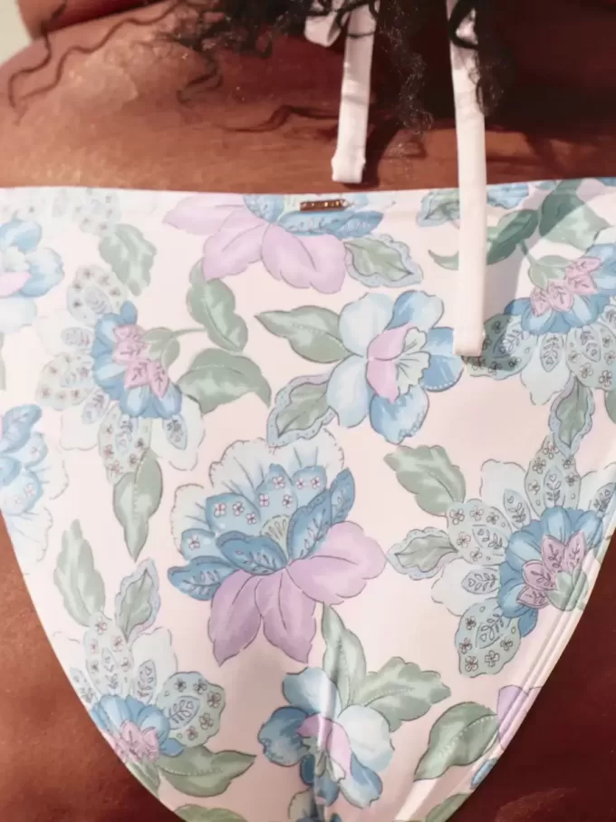 Braguita de bikini atrevida de pierna alta y estilo crochet Braguita de bikini atrevida de pierna alta y estilo crochet
