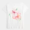 Camiseta con estampado de hibisco y hombros descubiertos