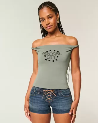 Camiseta con gráfico de la ciudad de Nueva York, hombros descubiertos y retorcido