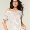 Camiseta de camuflaje con hombros descubiertos y lazo fácil