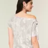 Camiseta de camuflaje con hombros descubiertos y lazo fácil