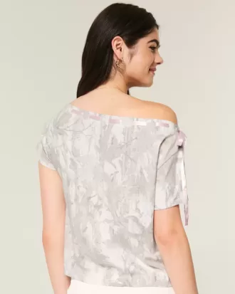 Camiseta de camuflaje con hombros descubiertos y lazo fácil