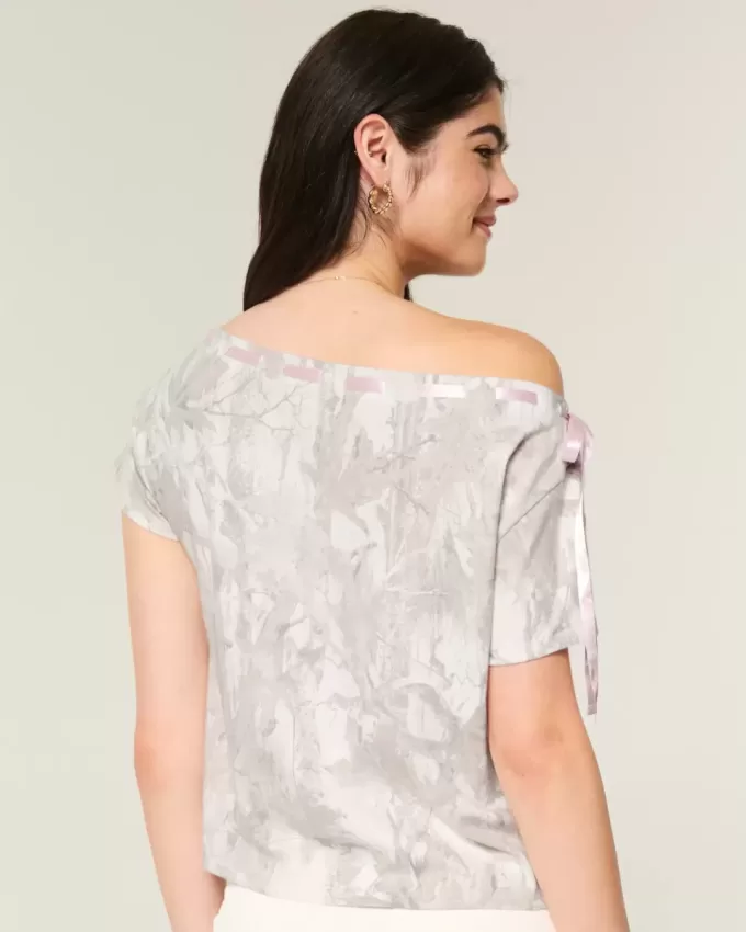 Camiseta de camuflaje con hombros descubiertos y lazo fácil