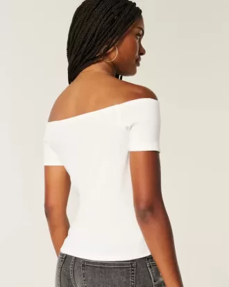Camiseta gráfica adorable con hombros descubiertos