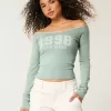Camiseta gráfica de San Diego con hombros descubiertos y ribete de encaje