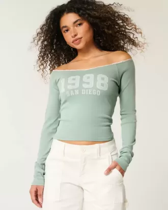 Camiseta gráfica de San Diego con hombros descubiertos y ribete de encaje