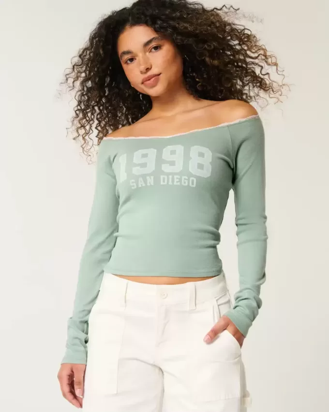 Camiseta gráfica de San Diego con hombros descubiertos y ribete de encaje