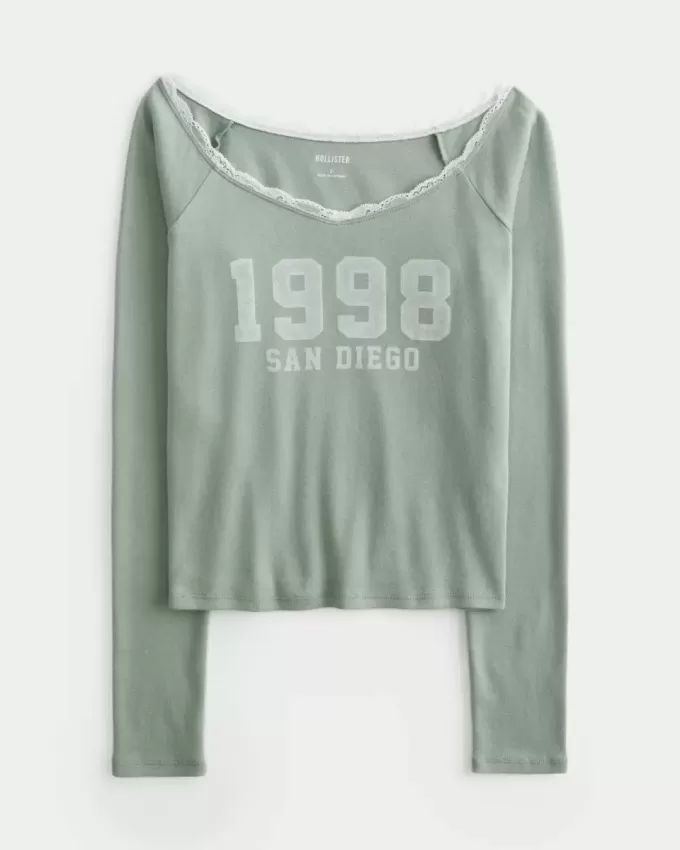Camiseta gráfica de San Diego con hombros descubiertos y ribete de encaje