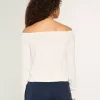Camiseta gráfica londinense con hombros descubiertos