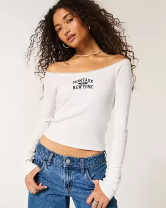 Camiseta gráfica Montauk con hombros descubiertos y ribete de encaje
