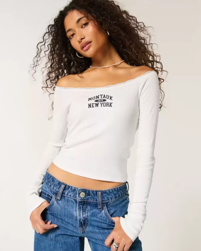 Camiseta gráfica Montauk con hombros descubiertos y ribete de encaje
