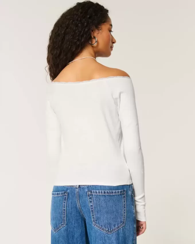 Camiseta gráfica Montauk con hombros descubiertos y ribete de encaje