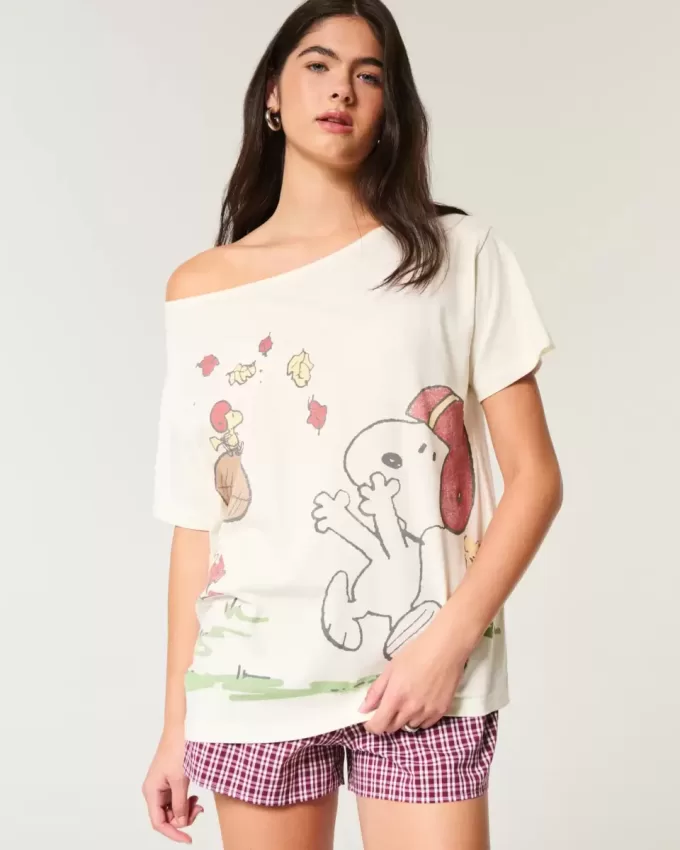 Camiseta holgada con estampado de Snoopy y hombros descubiertos Camiseta holgada con estampado de Snoopy y hombros descubiertos
