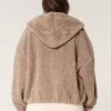Chaqueta con cremallera de piel sintética rizada