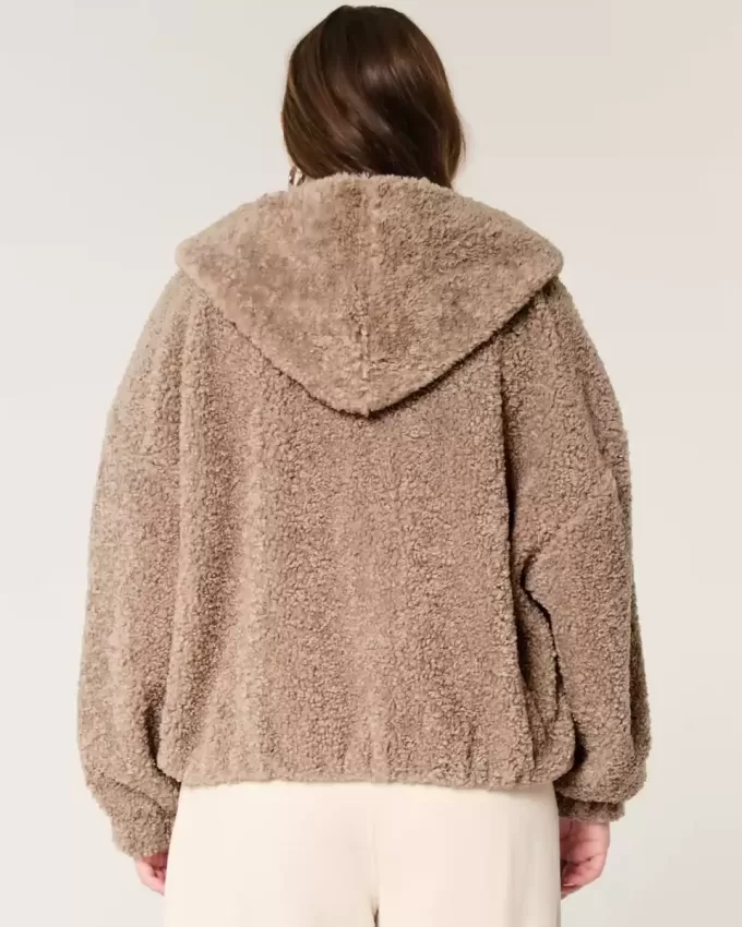 Chaqueta con cremallera de piel sintética rizada