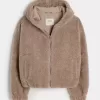 Chaqueta con cremallera de piel sintética rizada