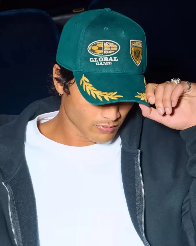 Gorra de béisbol con diseño gráfico de Global Game