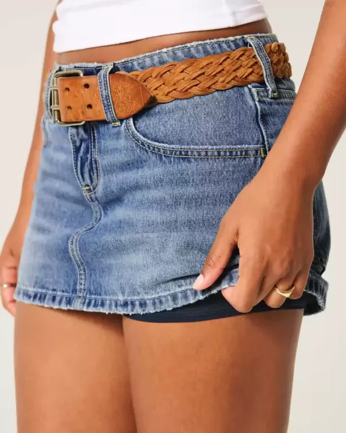 Minifalda vaquera con lazo bordado y tiro bajo con curvas Minifalda vaquera con lazo bordado y tiro bajo con curvas