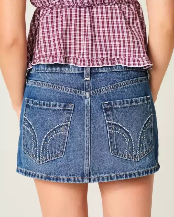 Minifalda vaquera con tachuelas y tiro bajo Minifalda vaquera con tachuelas y tiro bajo