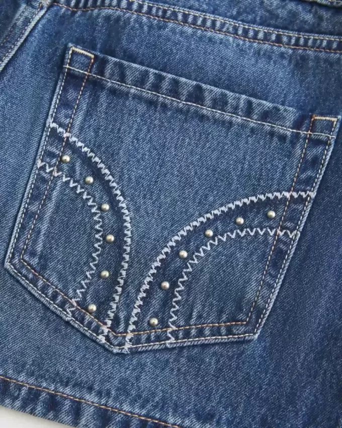 Minifalda vaquera con tachuelas y tiro bajo Minifalda vaquera con tachuelas y tiro bajo