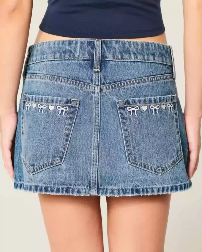 Minifalda vaquera de tiro bajo con lazo bordado Minifalda vaquera de tiro bajo con lazo bordado