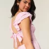 Minivestido con cintura en V y mangas onduladas