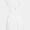 Minivestido con cintura en V y mangas onduladas