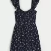 Minivestido con cintura en V y mangas onduladas