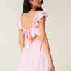 Minivestido con cintura en V y mangas onduladas