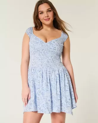 Minivestido con hombros descubiertos y dobladillo asimétrico