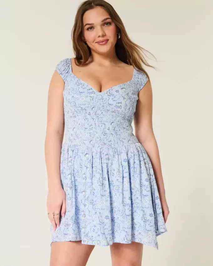 Minivestido con hombros descubiertos y dobladillo asimétrico