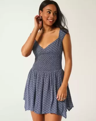 Minivestido con hombros descubiertos y dobladillo asimétrico