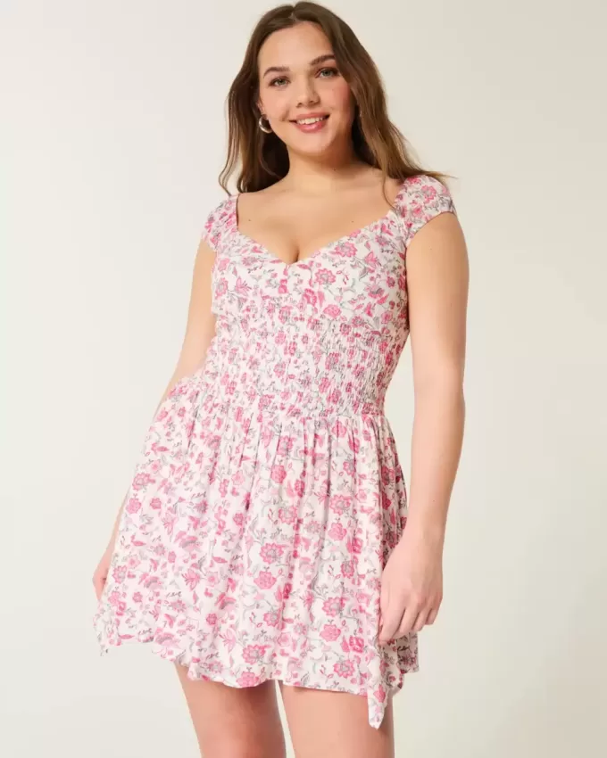 Minivestido con hombros descubiertos y dobladillo asimétrico