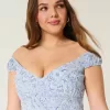 Minivestido con hombros descubiertos y dobladillo asimétrico