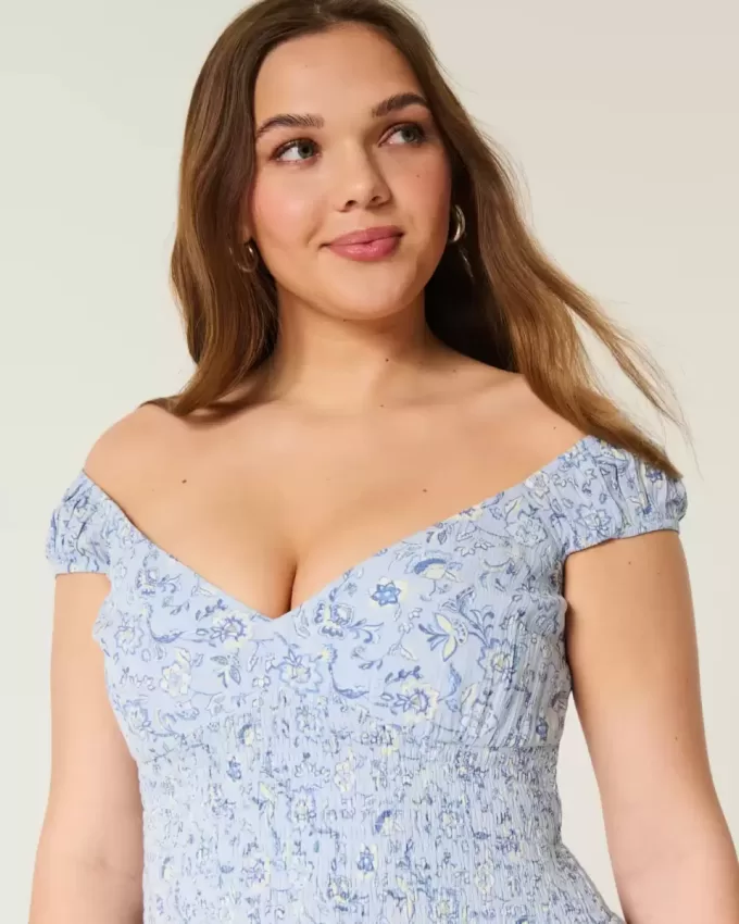 Minivestido con hombros descubiertos y dobladillo asimétrico