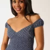 Minivestido con hombros descubiertos y dobladillo asimétrico
