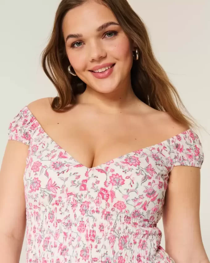 Minivestido con hombros descubiertos y dobladillo asimétrico