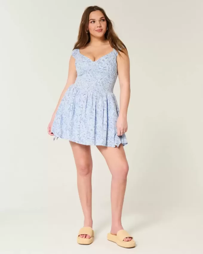 Minivestido con hombros descubiertos y dobladillo asimétrico