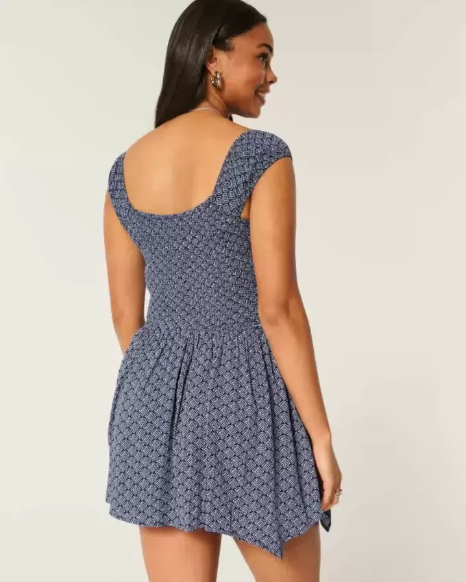 Minivestido con hombros descubiertos y dobladillo asimétrico