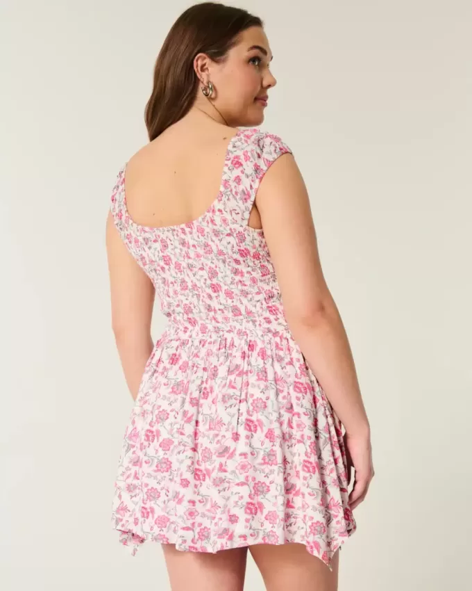 Minivestido con hombros descubiertos y dobladillo asimétrico