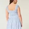 Minivestido con hombros descubiertos y dobladillo asimétrico
