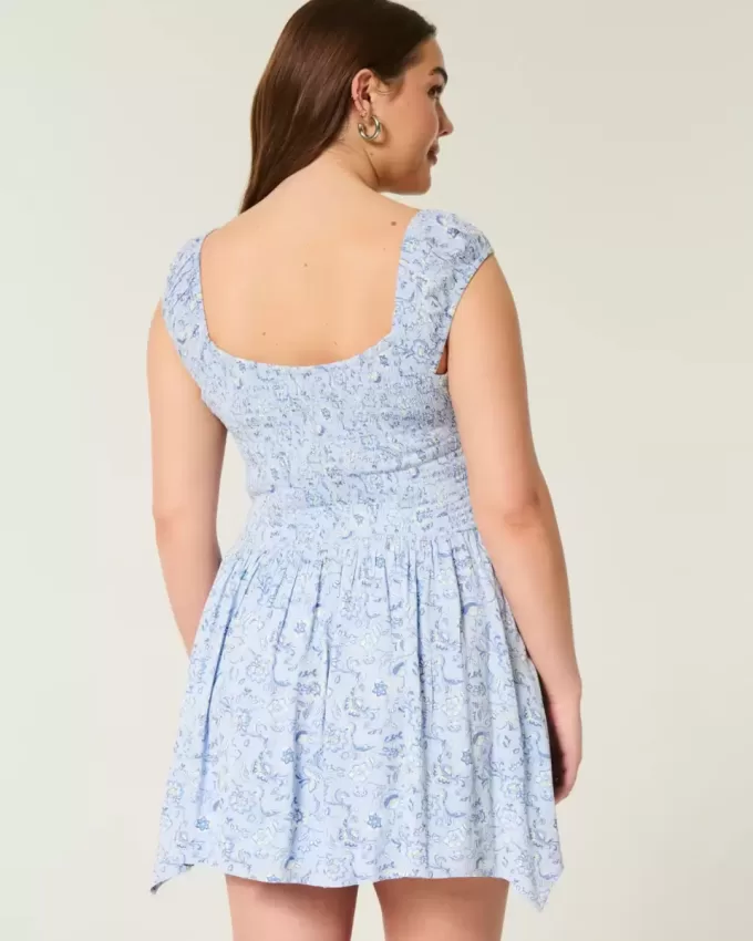Minivestido con hombros descubiertos y dobladillo asimétrico