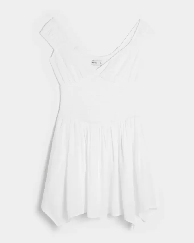 Minivestido con hombros descubiertos y dobladillo asimétrico